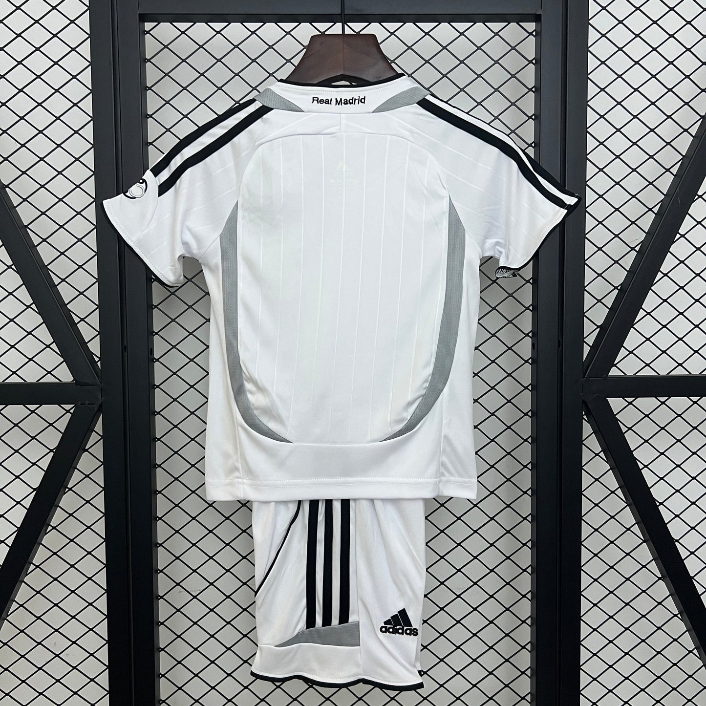 Camiseta y Pantalones Cortos Niños Real Madrid Home Retro 06/07