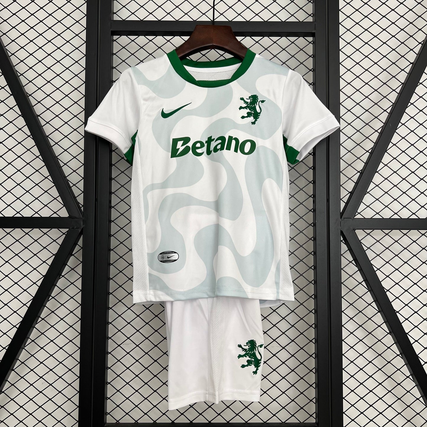 Camiseta y Pantalones Cortos para Niños  Sporting Lisbon away 25/26