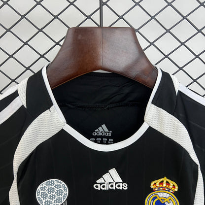 Camiseta y Pantalones Cortos Niños Real Madrid Away Retro 06/07