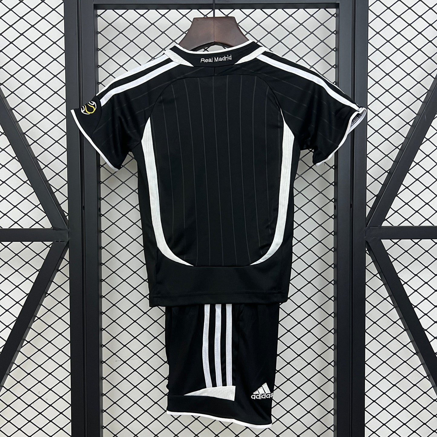 Camiseta y Pantalones Cortos Niños Real Madrid Away Retro 06/07