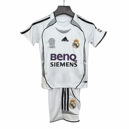 Camiseta y Pantalones Cortos Niños Real Madrid Home Retro 06/07
