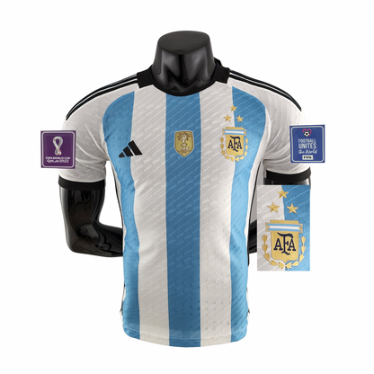 CAMISETA ARGENTINA I EQUIPACIÓN 22/23 - BLANCO Y CELESTE - VERSIÓN JUGADOR - PARCHE COPA DEL MUNDO/Campeón